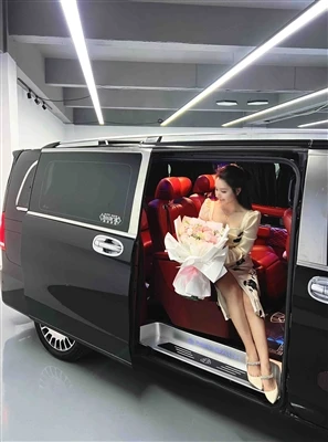 Mercedes{0}}Benz V-klasė su pertvara ir pasirenkamu vonios kambariu atostogų kelionėms!